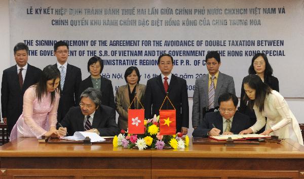 The Financial Secretary, Mr John C Tsang (front row, second left), and the Vice-Minister of Finance of Vietnam, Mr Do Hoang Anh Tuan (front row, second right), sign the Comprehensive Agreement for the Avoidance of Double Taxation between Hong Kong and Vietnam in Hanoi today (December 16).