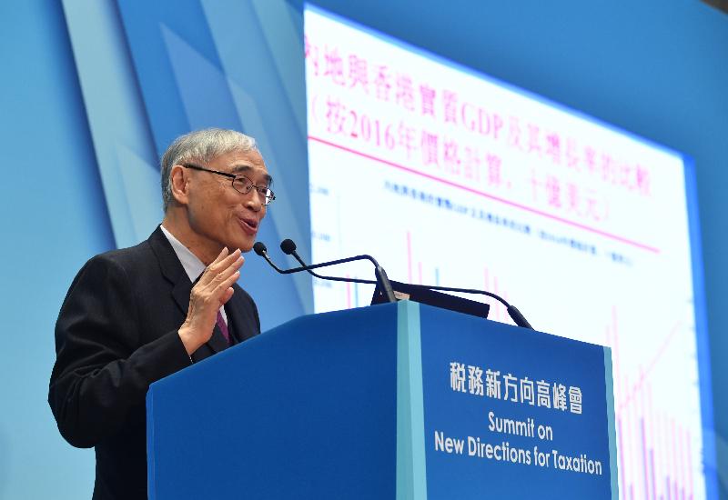The Ralph and Claire Landau Professor of Economics at the Lau Chor Tak Institute of Global Economics and Finance of the Chinese University of Hong Kong, Professor Lawrence Lau, addresses the Summit on New Directions for Taxation at the Central Government Offices in Tamar today (October 23).