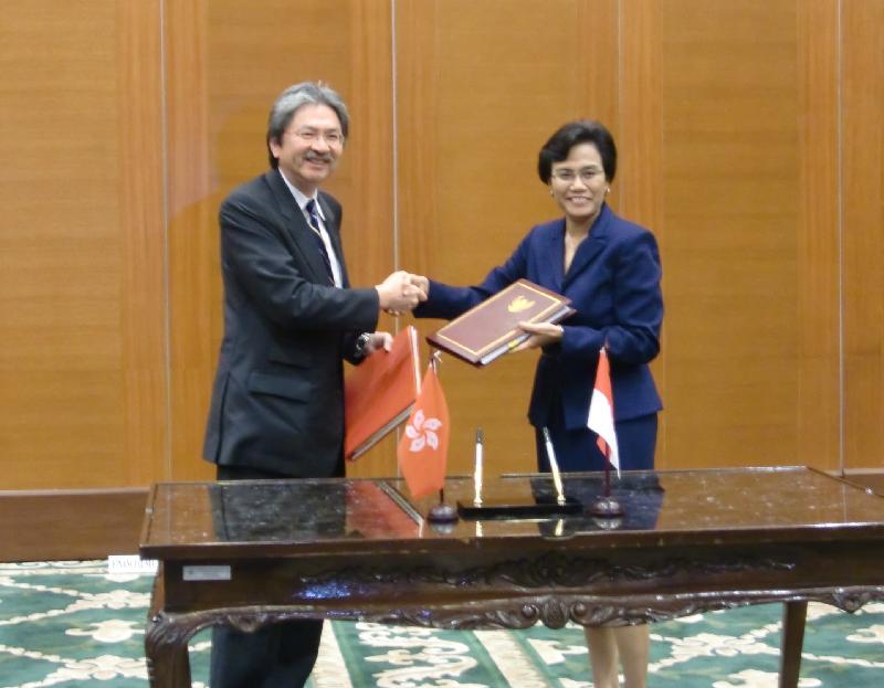 The Financial Secretary, Mr John C Tsang, and the Indonesian Finance Minister, Sri Mulyani Indrawati, at the Signing Ceremony of the Comprehensive Agreement for the Avoidance of Double Taxation between Indonesia and Hong Kong.