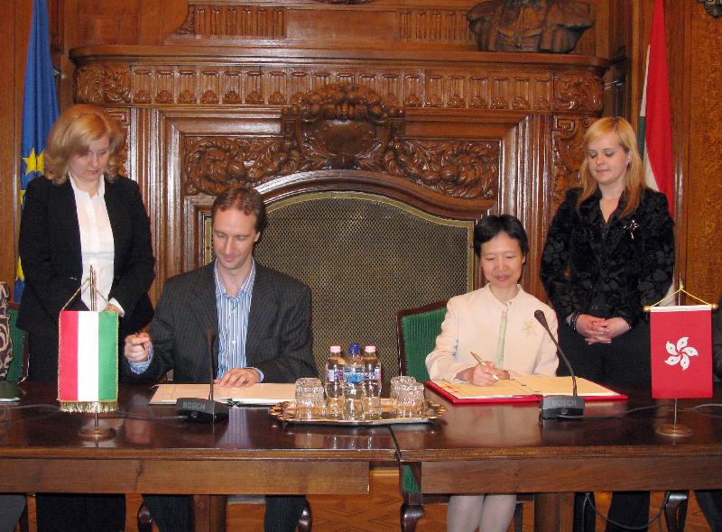 The Special Representative for Hong Kong Economic and Trade Affairs to the European Union, Miss Mary Chow (third left), and the Hungarian Minister of Finance, Dr Peter Oszko, signed on May 12 (Hungary time) an agreement for the avoidance of double taxation and the prevention of fiscal evasion with respect to taxes on income. This is the ninth comprehensive agreement for the avoidance of double taxation concluded by Hong Kong.