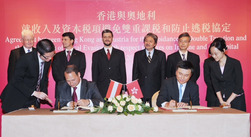 The Financial Secretary, Mr John C Tsang (fourth left, back row), today (May 25) witnessed the signing by the Secretary for Financial Services and the Treasury, Professor K C Chan (second right, front row), and the Austrian State Secretary of the Federal Ministry of Finance, Mr Andreas Schieder, of an agreement between Hong Kong and Austria for the avoidance of double taxation and the prevention of fiscal evasion with respect to taxes on income and on capital.
