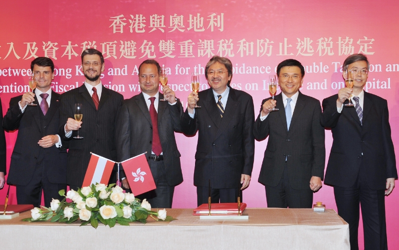 Mr Tsang (third right); Professor Chan (second right); Commissioner of Inland Revenue, Mr Chu Yam-yuen (right); Mr Schieder (third left) and other guests propose a toast after signing the agreement.