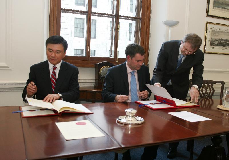 财经事务及库务局局长陈家强(左)与英国财政部财政大臣 David Gauke (中)于六月二十一日(英国时间)在伦敦签订香港特别行政区及英国之间的全面性避免双重征税协定。