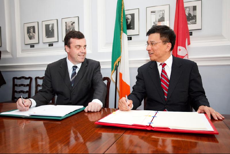 财经事务及库务局局长陈家强(右)于昨日(都柏林时间六月二十二日)在都柏林与爱尔兰财政部长 Brian Lenihan 签署全面性避免双重征税协定。