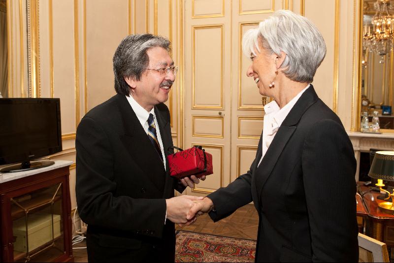 財政司司長曾俊華（左）今日（巴黎時間十月二十一日）在巴黎與法國經濟、工業及就業部部長克里斯蒂娜．拉嘉德會面，並互相交換禮物。