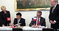 The Secretary for Financial Services and the Treasury, Professor K C Chan, signs an agreement for the avoidance of double taxation and the prevention of fiscal evasion with respect to taxes on income between Hong Kong and the Czech Republic with the Czech Minister of Finance, Mr Miroslav Kalousek, on June 6 (Prague time).
