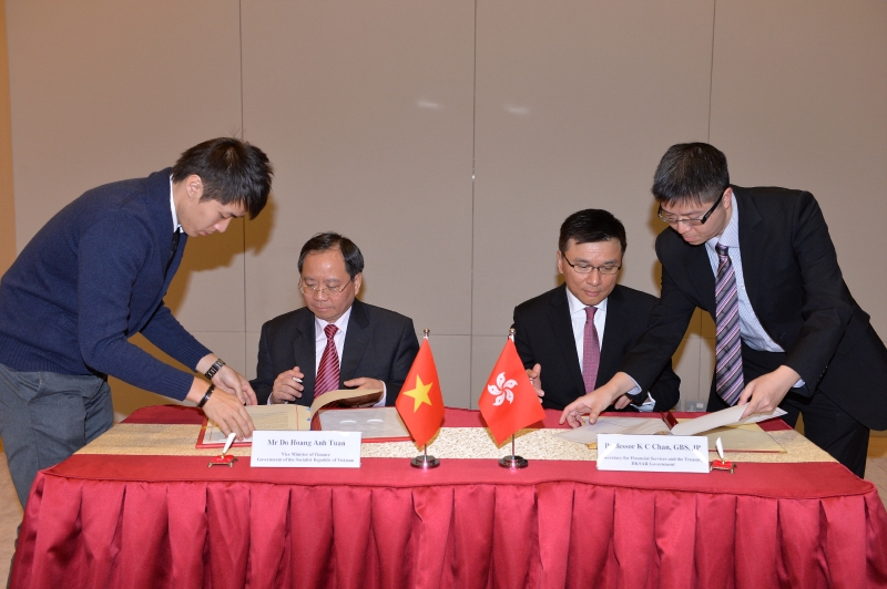  The Secretary for Financial Services and the Treasury, Professor K C Chan (second right), and the Vice Minister of Finance, Vietnam, Mr Do Hoang Anh Tuan (second left), today (January 13) sign the second protocol to an agreement for the avoidance of double taxation and the prevention of fiscal evasion with respect to taxes on income