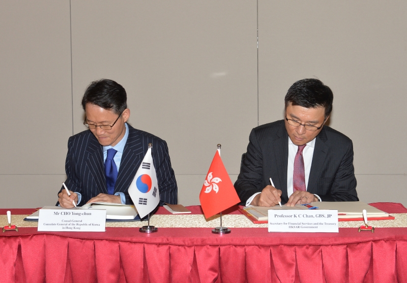 The Secretary for Financial Services and the Treasury, Professor K C Chan (right), and the Consul-General of the Republic of Korea in Hong Kong, Mr Cho Yong-chun, today (July 8) sign an agreement for the avoidance of double taxation and the prevention of fiscal evasion with respect to taxes on income.