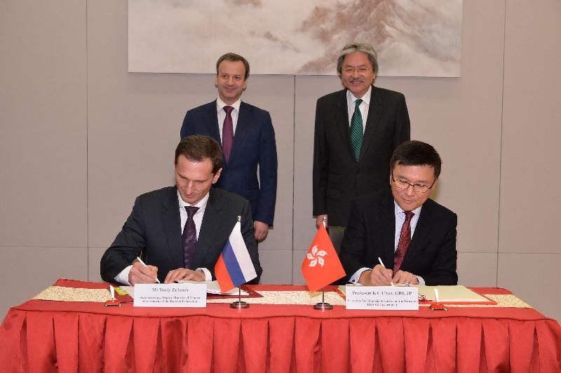 The Secretary for Financial Services and the Treasury, Professor K C Chan (front row, right), and Russia's State Secretary, Deputy Minister of Finance, Mr Yuriy Zubarev (front row, left), today (January 18) sign a comprehensive agreement for the avoidance of double taxation. The Financial Secretary, Mr John C Tsang (back row, right), and Deputy Prime Minister of Russia Mr Arkady Dvorkovich (back row, left) witness the signing.
