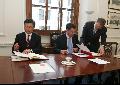 财经事务及库务局局长陈家强(左)与英国财政部财政大臣 David Gauke (中)于六月二十一日(英国时间)在伦敦签订香港特别行政区及英国之间的全面性避免双重征税协定。