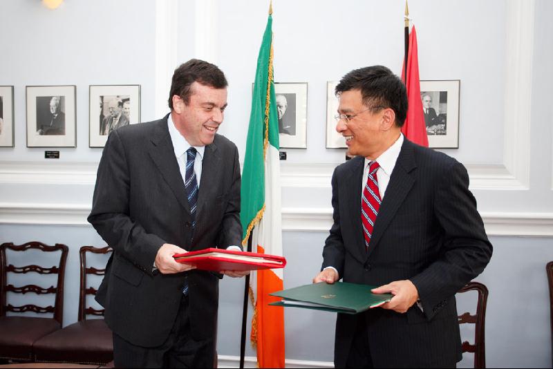 陳家強(右)和 Brian Lenihan 在簽訂全面性避免雙重徵稅協定後，互相交換文件。