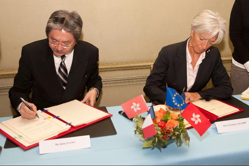 曾俊華與克里斯蒂娜．拉嘉德就香港和法國就收入及資本避免雙重徵稅及防止逃稅簽訂協定。