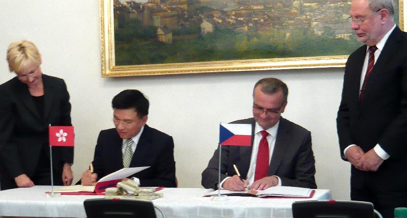 The Secretary for Financial Services and the Treasury, Professor K C Chan, signs an agreement for the avoidance of double taxation and the prevention of fiscal evasion with respect to taxes on income between Hong Kong and the Czech Republic with the Czech Minister of Finance, Mr Miroslav Kalousek, on June 6 (Prague time).