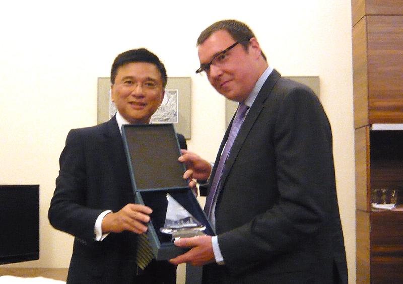 Professor Chan presents a souvenir to Mr Kalousek.