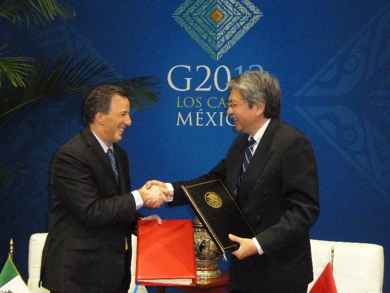 The Financial Secretary, Mr John C Tsang, exchanges documents with the Mexican Secretary of Finance and Public Credit, Mr José Antonio Meade Kuribreña (left), after signing an agreement for the avoidance of double taxation and the prevention of fiscal evasion with respect to taxes on income in Los Cabos on June 18 (Mexican time). 