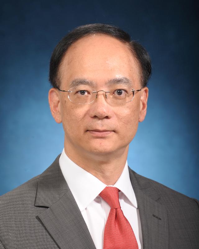 黄权辉将于二○一三年六月二十日接替朱鑫源出任税务局局长。