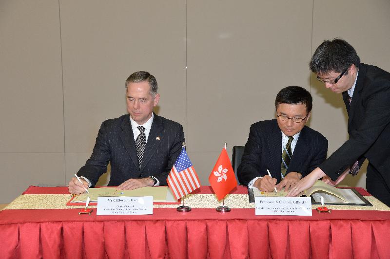 财经事务及库务局局长陈家强（右二）和美国驻香港总领事夏千福今日（三月二十五日）在香港就交换税项资料签署协定