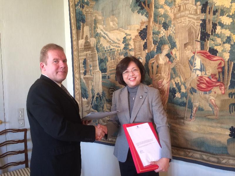 Ms Lai (right) shakes hands with Mr Jákup Eyðfinn Kjærbo after signing the agreement.