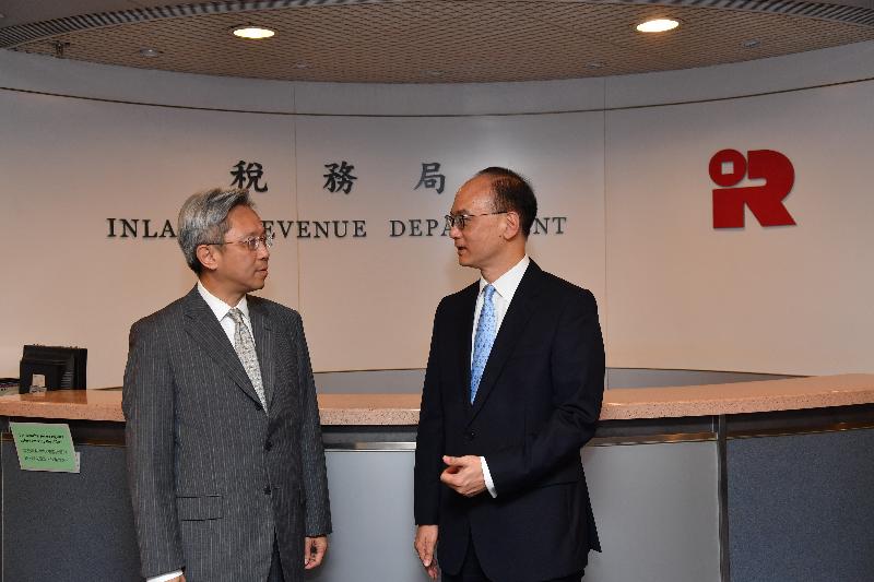 The Secretary for the Civil Service, Mr Joshua Law (left), visited the Inland Revenue Department today (August 7). He met with the Commissioner of Inland Revenue, Mr Richard Wong (right), and was briefed on the department's efforts in revenue collection, and the enforcement and promotion of tax laws.