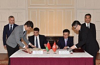 The Secretary for Financial Services and the Treasury, Professor K C Chan (third right), and the Belarusian Minister of Taxes and Duties, Mr Sergei Nalivaiko (third left), today (January 16) sign a comprehensive agreement for the avoidance of double taxation. The Chief Executive, Mr C Y Leung (first right), and the Belarusian First Deputy Prime Minister, Mr Vasily Matyushevsky (first left), are present to witness the signing.