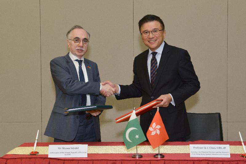 財經事務及庫務局局長陳家強（右）和巴基斯坦中華人民共和國大使Masood Khalid（左）今日（二月十七日）在簽署全面性避免雙重課稅協定後交換文件。