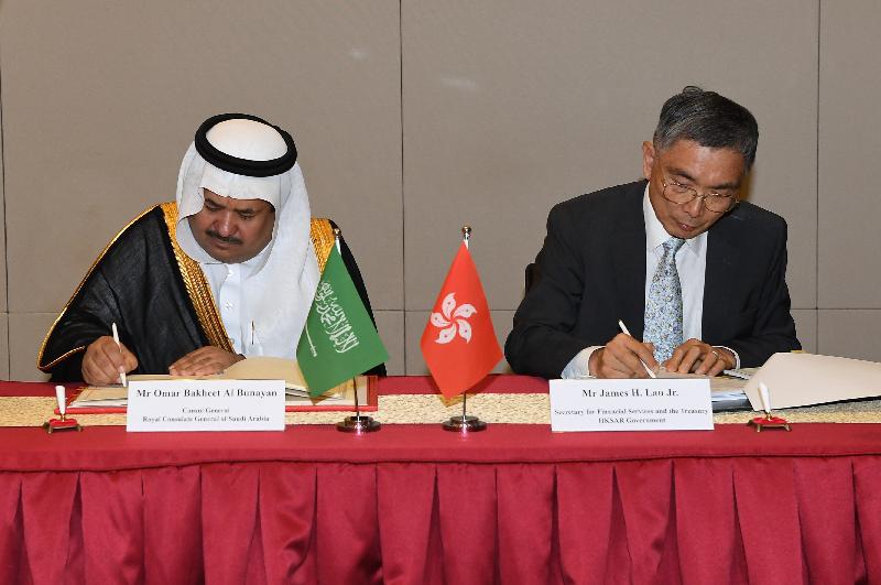 財經事務及庫務局局長劉怡翔（右）和沙特阿拉伯王國駐香港及澳門總領事Omar Bakheet Al Bunayan（左）今日（八月二十四日）簽署全面性避免雙重課稅協定。